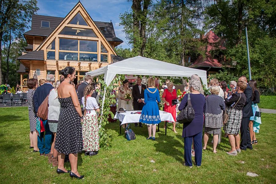 Goście podczas ceremonii w plenerze przed willą Villa Toscana w Zakopanem