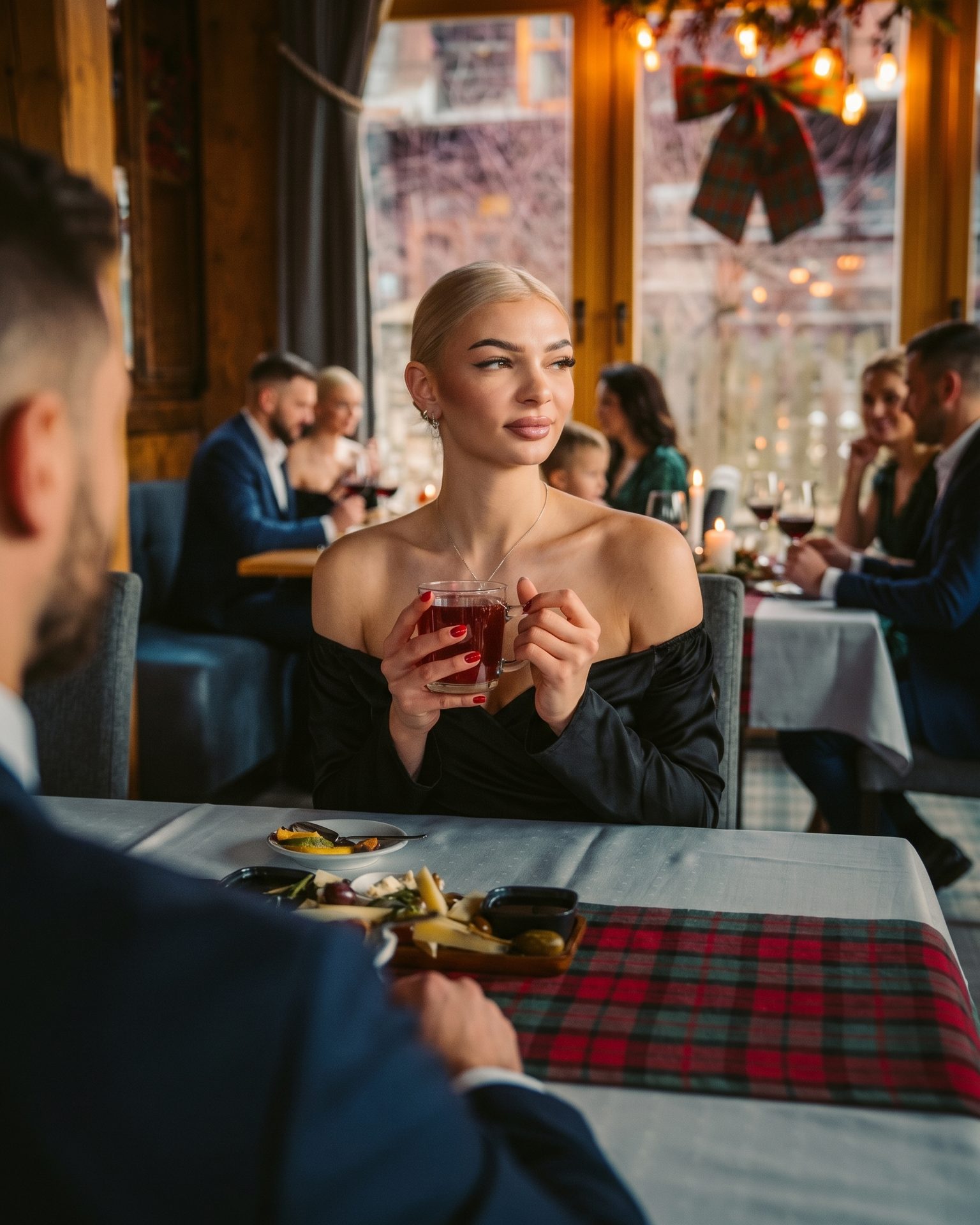 Gość z kubkiem grzańca podczas kolacji wigilijnej w restauracji Villa Toscana w Zakopanem