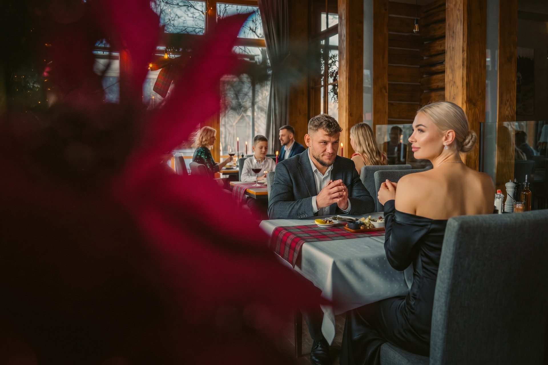 Wigilijny stół z tartanowym bieżnikiem w restauracji Villa Toscana