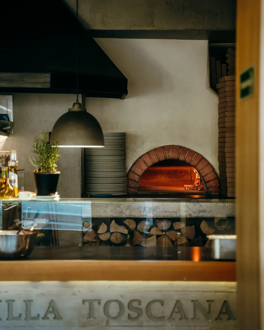 Piec opalany drewnem w otwartej kuchni pizzerii Villa Toscana