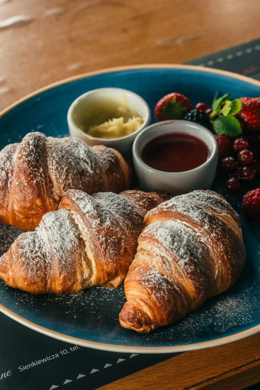Cornetti z konfiturą i kremem na talerzu w Villa Toscana Zakopane