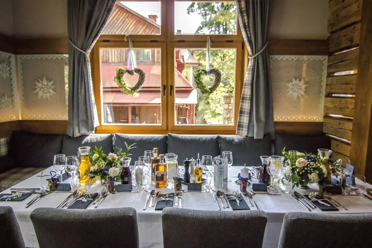 Stół nakryty na przyjęcie rodzinne w sali Villa Toscana Zakopane
