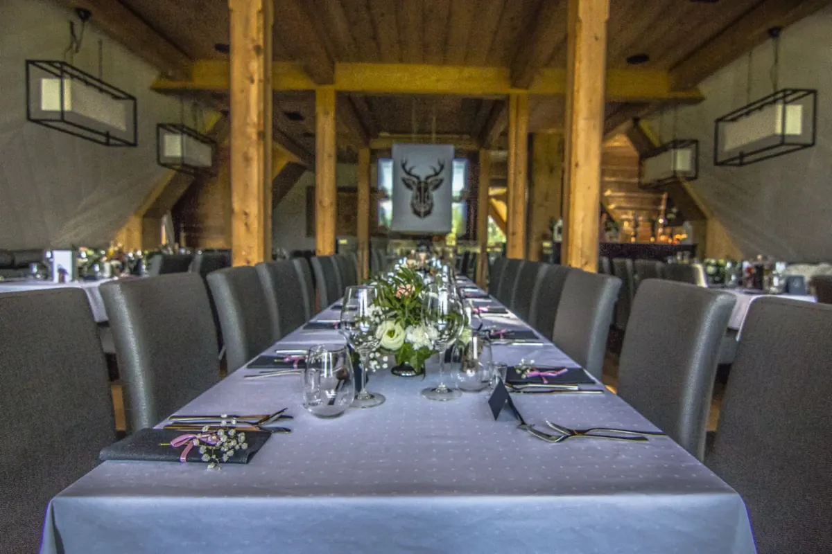 Długi stół przygotowany na przyjęcie dla grupy w Villa Toscana Zakopane