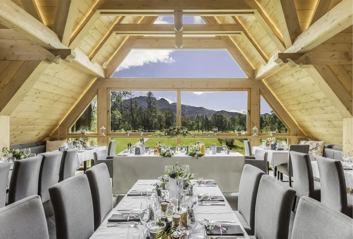 Sala na poddaszu Villa Toscana nakryta na przyjęcie, z widokiem na Tatry