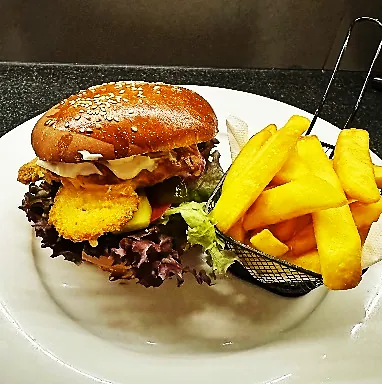 Chicken burger – Fried chicken, spicy mayo, cheddar, tomato, onion, lettuce, fries