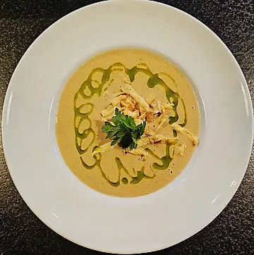 Crema di porcini – Porcini mushroom cream soup with crispy fried pasta