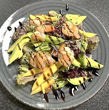Insalata con gamberetti – Lettuce mix, shrimps, avocado, mango, cherry tomatoes, onion