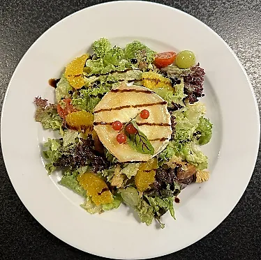 Insalata di capra – Salad mix, baked goat cheese, orange, walnuts, toasts