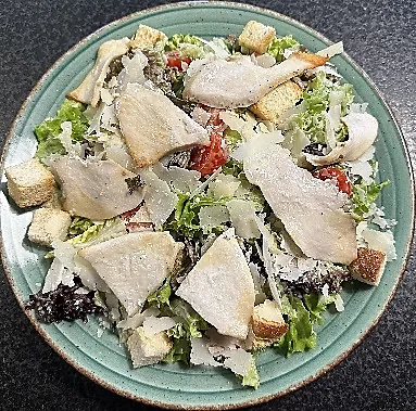 Insalata di pollo – Salad mix, chicken, parmesan, cherry tomatoes, dressing, toasts