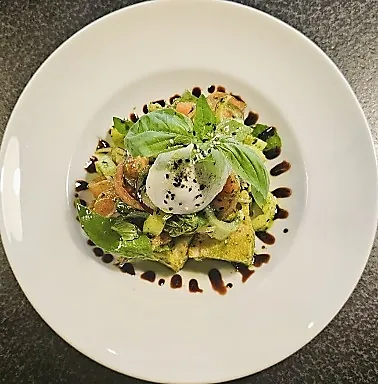 Insalata fresca – Buffalo mozzarella, tomato, cucumber, onion, basil, toasts