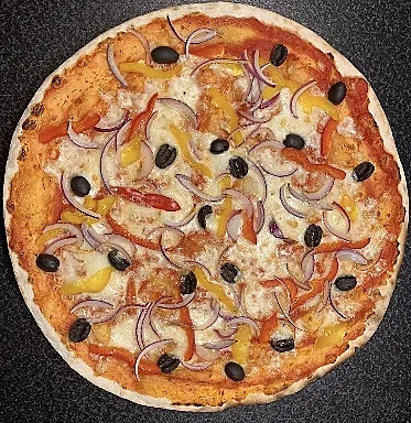 Vegetariana campagnola – Tomato sauce, mozzarella, onion, olives, peppers
