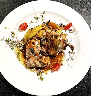 Petto di pollo al pesto rosso – Chicken breast stuffed with red pesto, mashed potatoes, truffle sauce