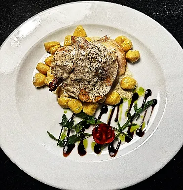 Petto di pollo ripieno di spinaci – Chicken breast stuffed with spinach, green pepper sauce, mashed potatoes