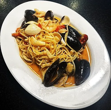 Spaghetti alla marinara – Spaghetti, shrimps, squid, mussels, cherry tomatoes – with or without cream