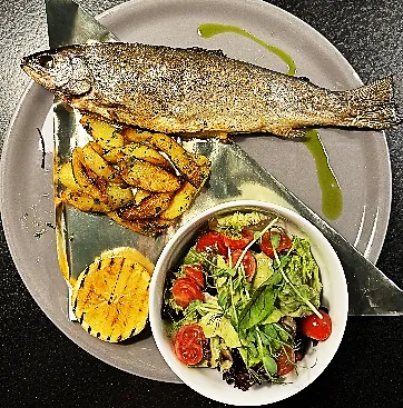 Trota al forno – Oven-baked trout, roasted potatoes, salad mix